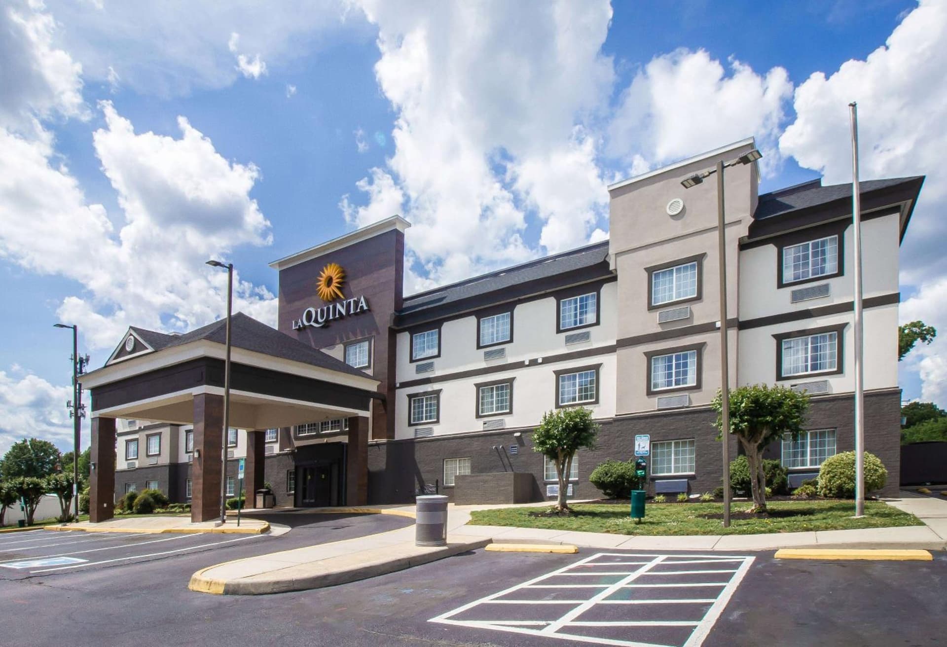 La Quinta Inn by Wyndham Richmond South interior in Chester, VA — gallery photo 2