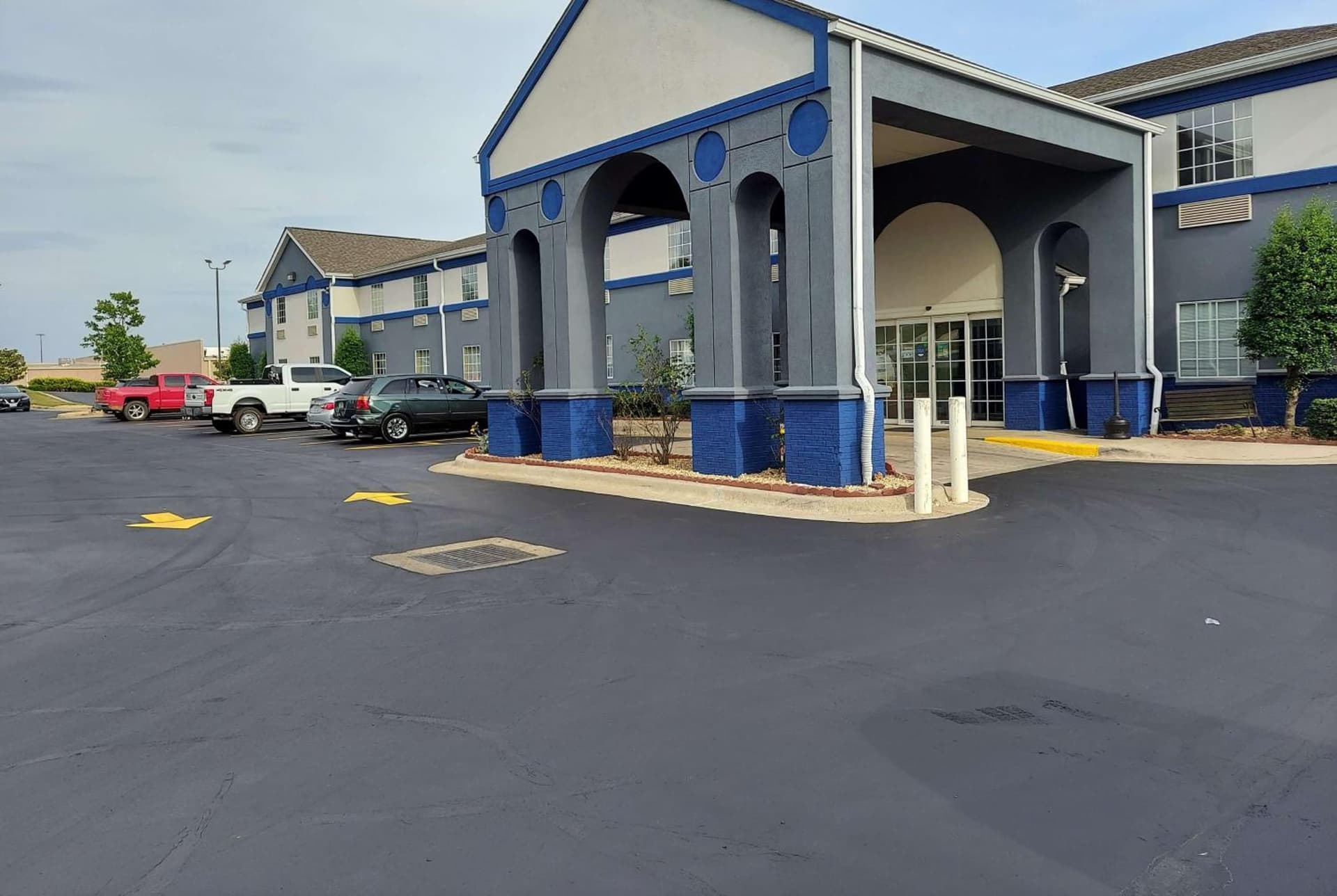 Days Inn & Suites by Wyndham Huntsville interior in Huntsville, AL — gallery photo 2