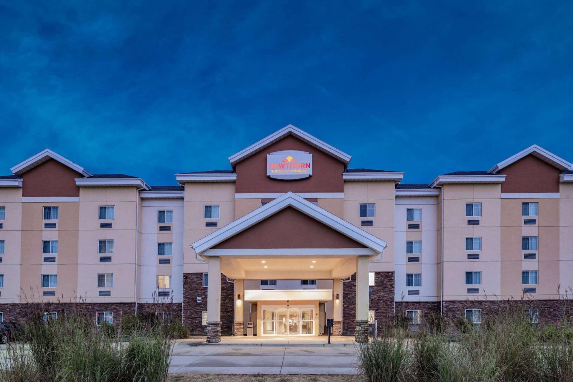 Hawthorn Extended Stay by Wyndham Dickinson interior in Dickinson, ND — gallery photo 2
