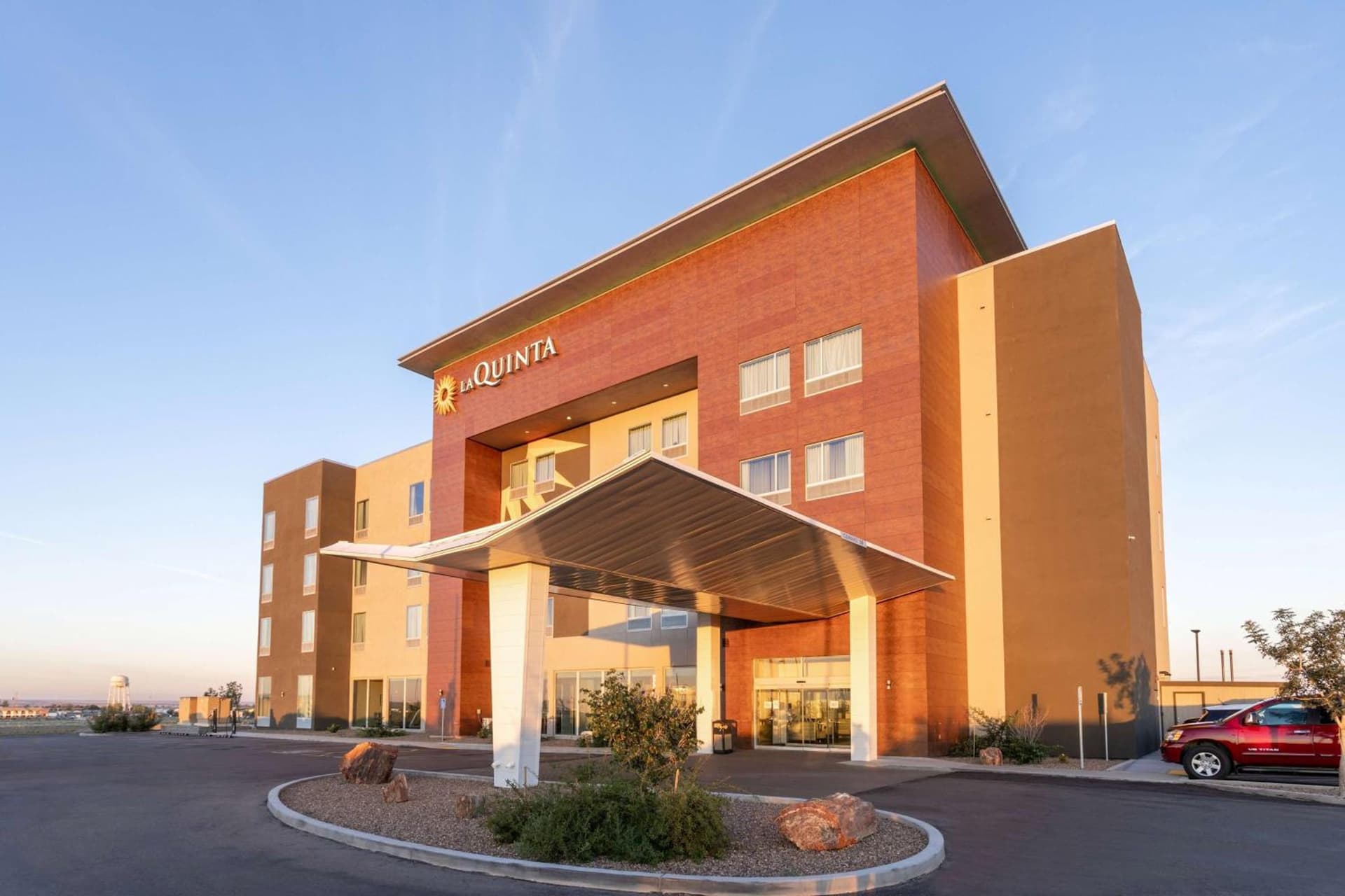 La Quinta Inn & Suites by Wyndham Holbrook Petrified Forest interior in Holbrook, AZ — gallery photo 2