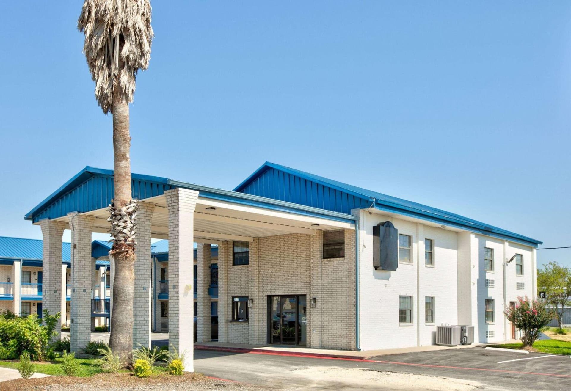 Super 8 by Wyndham Victoria - South - Hwy 59 interior in Victoria, TX — gallery photo 2