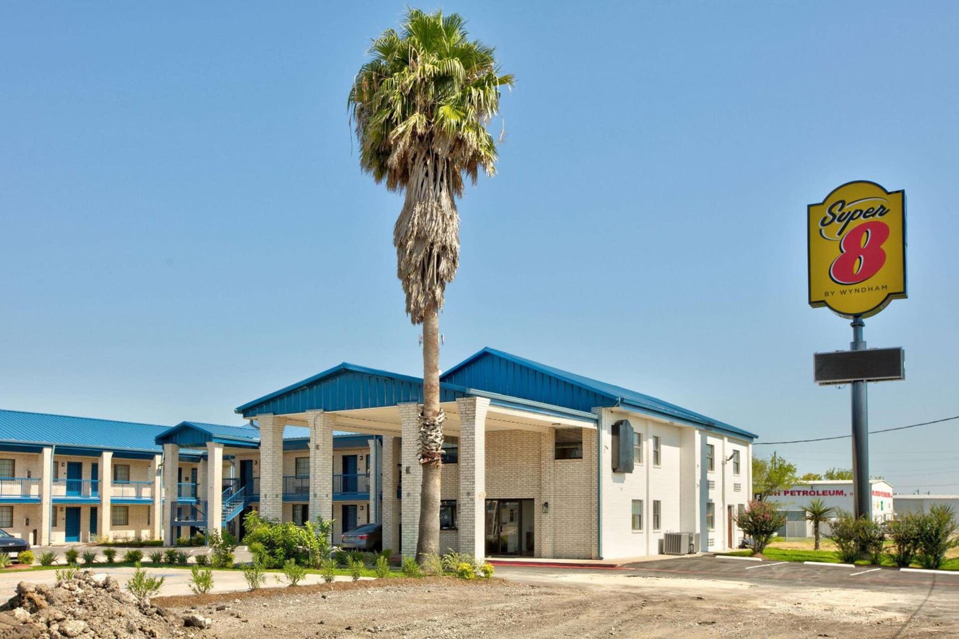 Super 8 by Wyndham Victoria - South - Hwy 59 property views in Victoria, TX — gallery photo 3