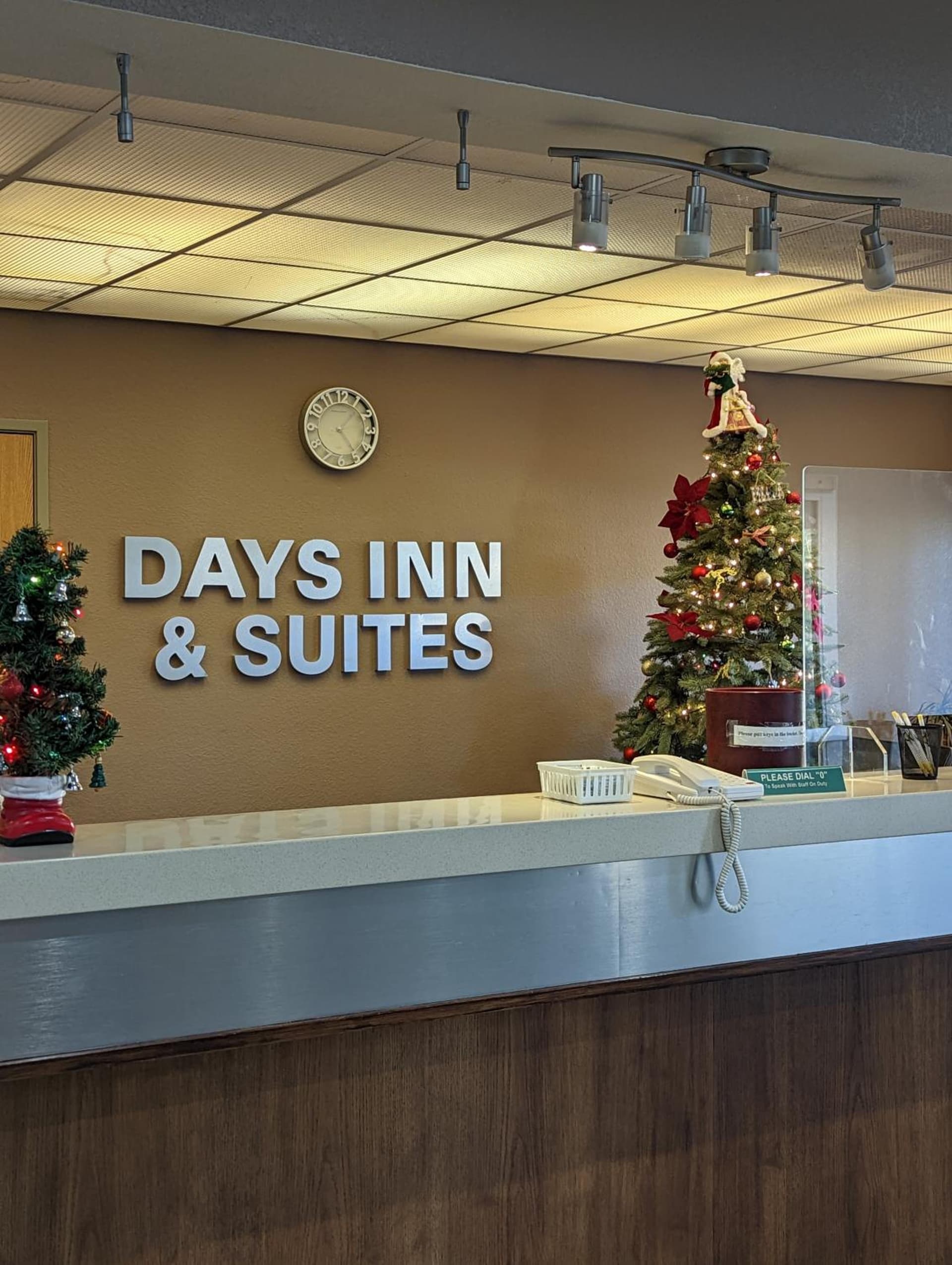 Days Inn & Suites by Wyndham Castle Rock interior in Castle Rock, CO — gallery photo 2