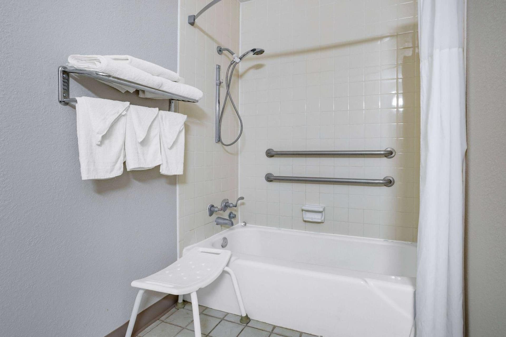 Days Inn by Wyndham Cambridge gallery photo in Cambridge, OH — image 8