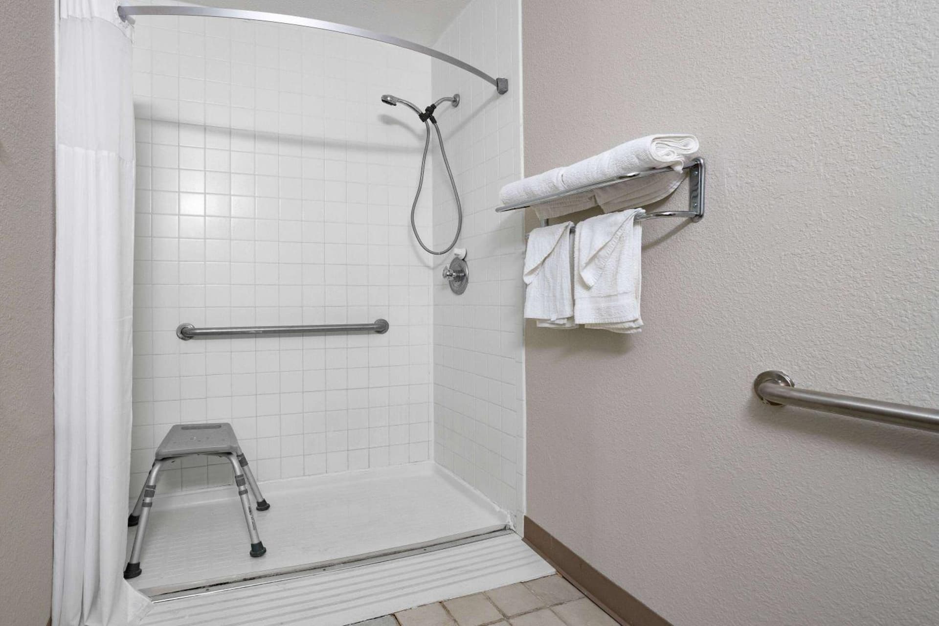 Days Inn by Wyndham Cambridge gallery photo in Cambridge, OH — image 34