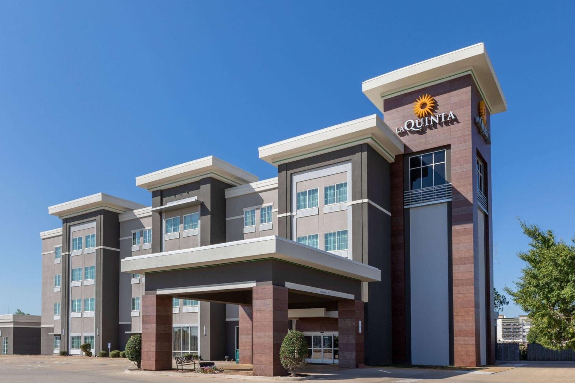 La Quinta Inn & Suites by Wyndham Durant featured exterior or lobby in Durant, OK — similar hotel