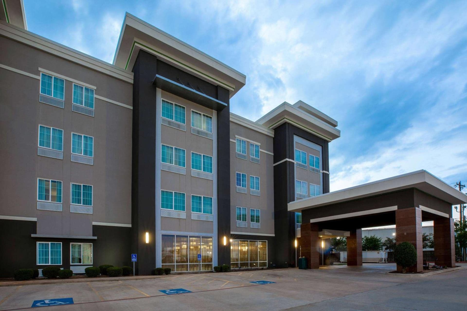 La Quinta Inn & Suites by Wyndham Durant interior in Durant, OK — gallery photo 2