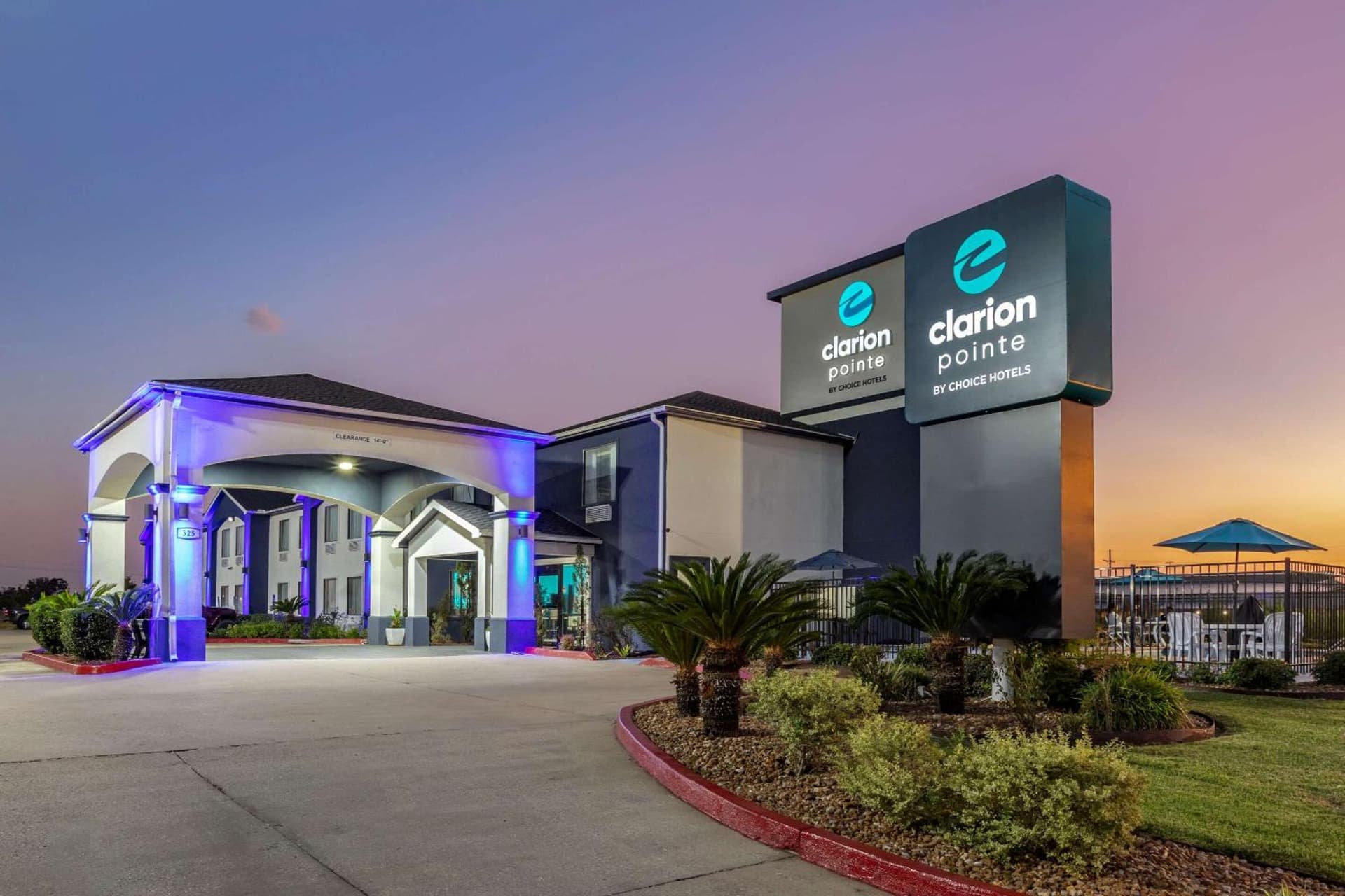 Clarion Pointe Sulphur - Lake Charles interior in Sulphur, LA — gallery photo 2