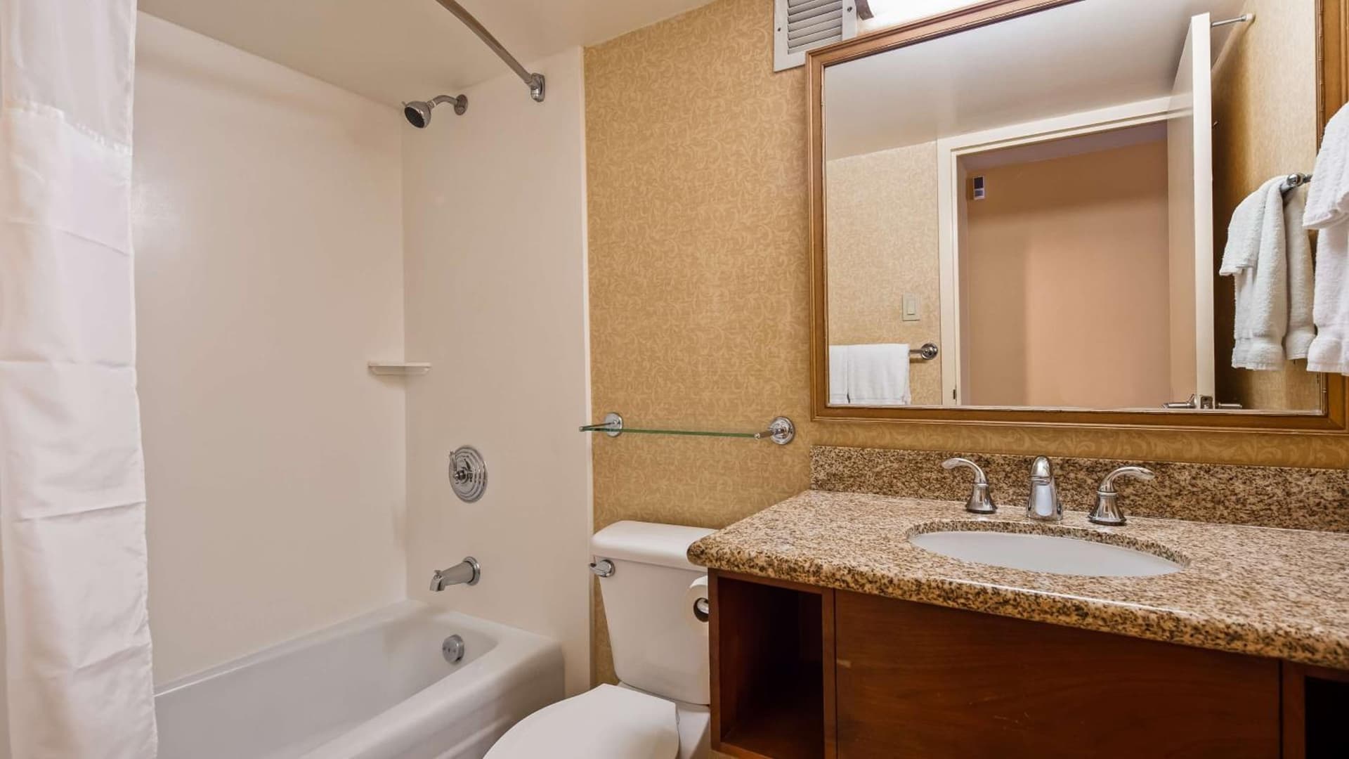 Airport Honolulu Hotel, Trademark Collection by Wyndham gallery photo in Honolulu, HI — image 29