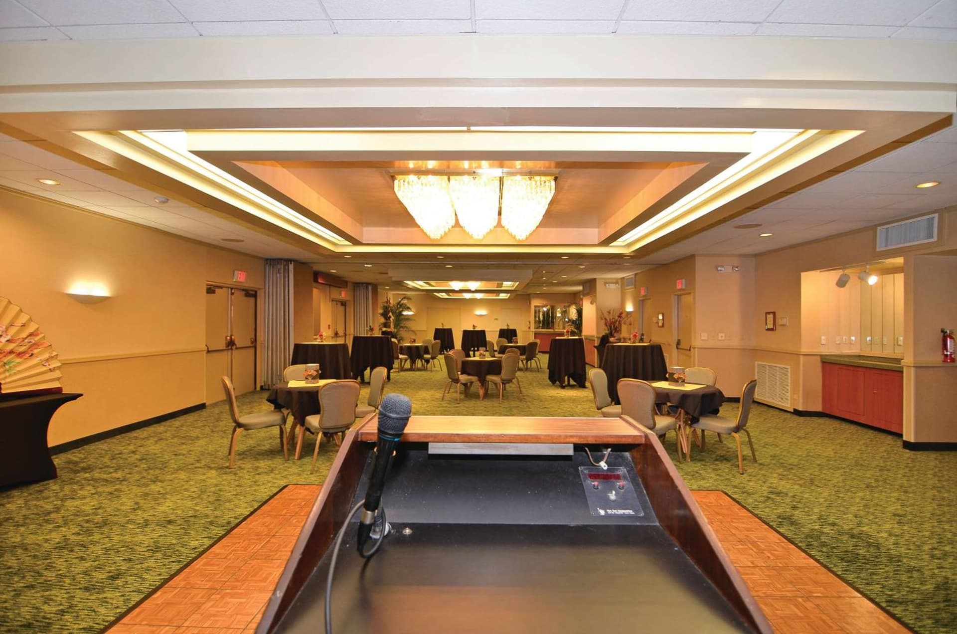 Airport Honolulu Hotel, Trademark Collection by Wyndham interior in Honolulu, HI — gallery photo 2