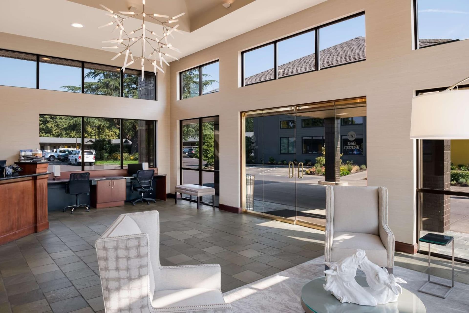 Best Western New Oregon Motel property views in Eugene, OR — gallery photo 3