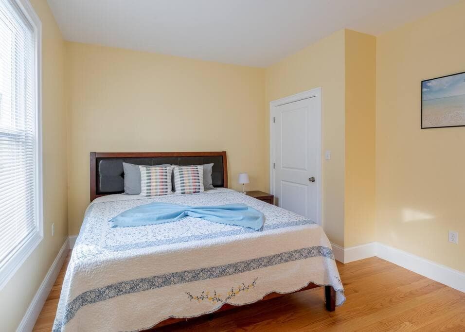233-1 4BR Boston - Cozy Apt near MBTA Station interior in Boston, MA — gallery photo 2