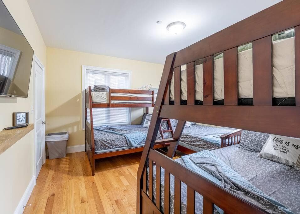 233-1 4BR Boston - Cozy Apt near MBTA Station property views in Boston, MA — gallery photo 3