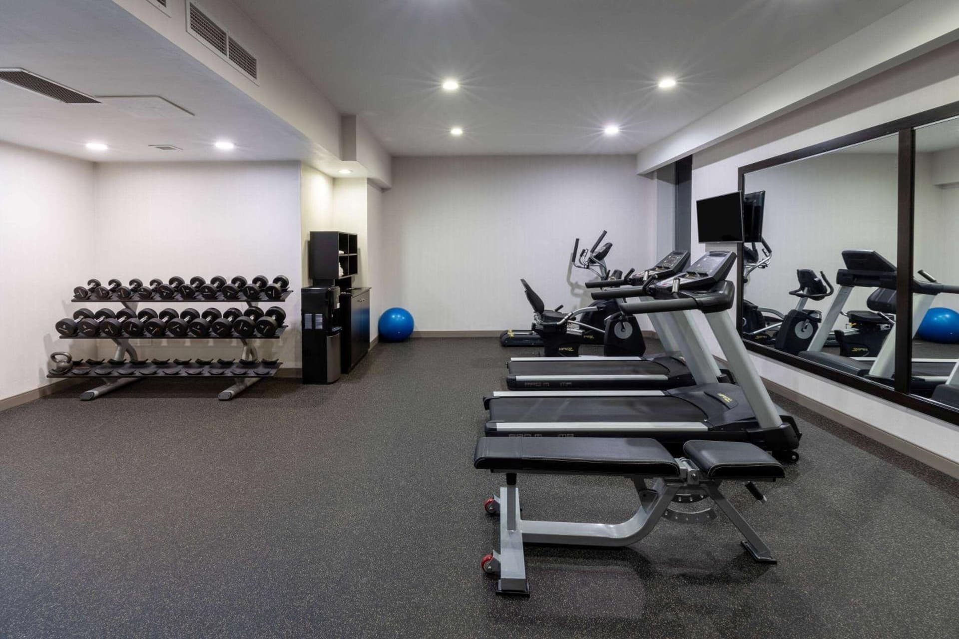 La Quinta Inn & Suites by Wyndham Tulsa Downtown - Route 66 interior in Tulsa, OK — gallery photo 2