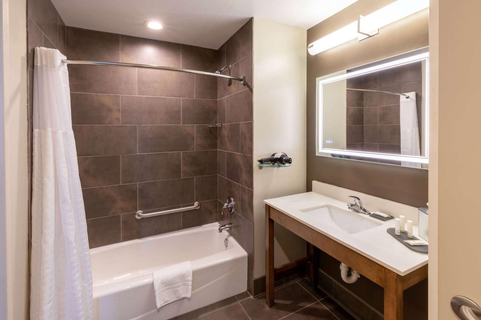 La Quinta Inn & Suites by Wyndham Tulsa Downtown - Route 66 gallery photo in Tulsa, OK — image 7
