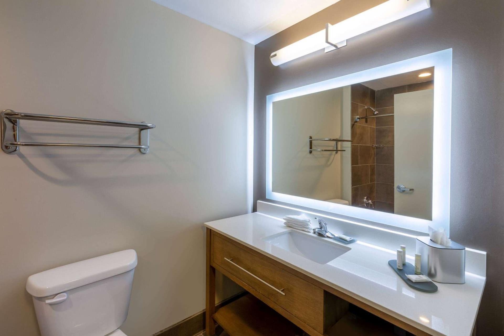 La Quinta Inn & Suites by Wyndham Tulsa Downtown - Route 66 interior in Tulsa, OK — gallery photo 2