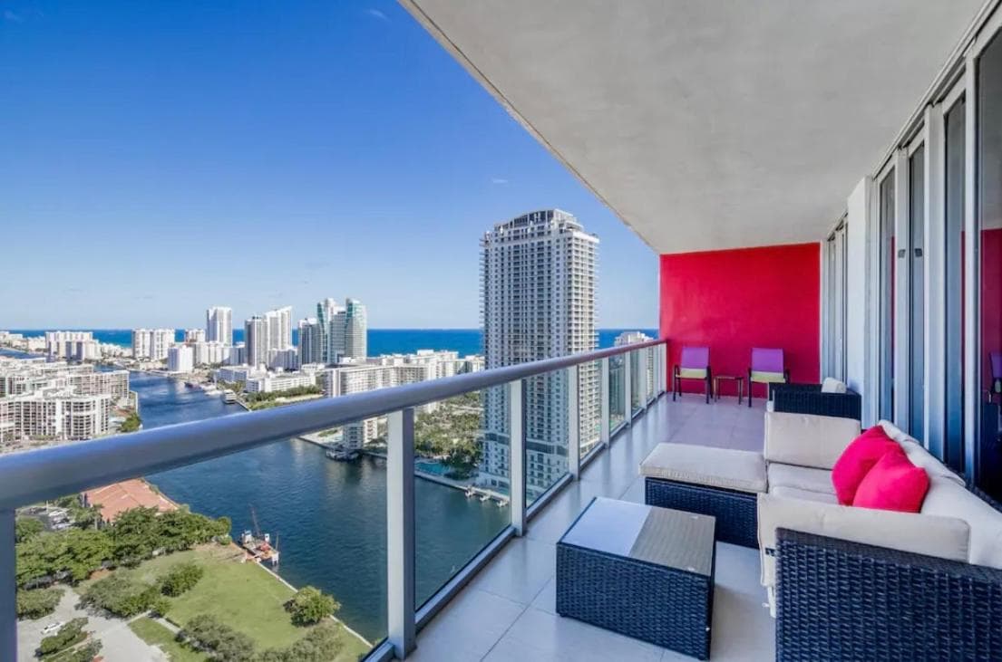 Stunning Penthouse Suite Waterfront 2BD 2BA interior in Hallandale Beach, FL — gallery photo 2