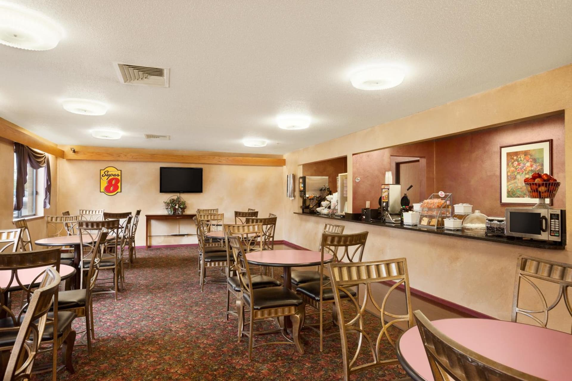 Super 8 by Wyndham Milwaukee Airport gallery photo in Milwaukee, WI — image 33