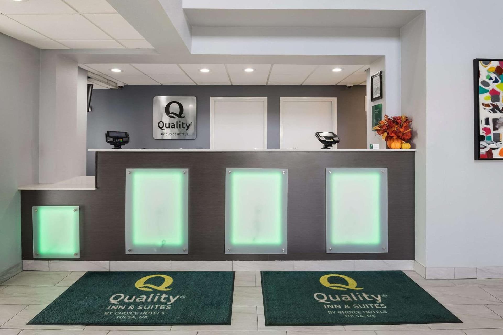 Quality Suites Tulsa I-44 interior in Tulsa, OK — gallery photo 2
