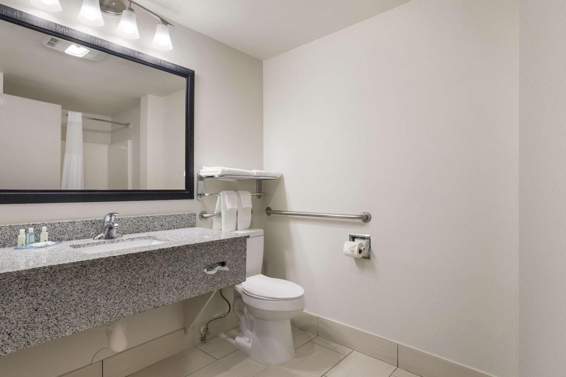 Quality Suites Tulsa I-44 property views in Tulsa, OK — gallery photo 3