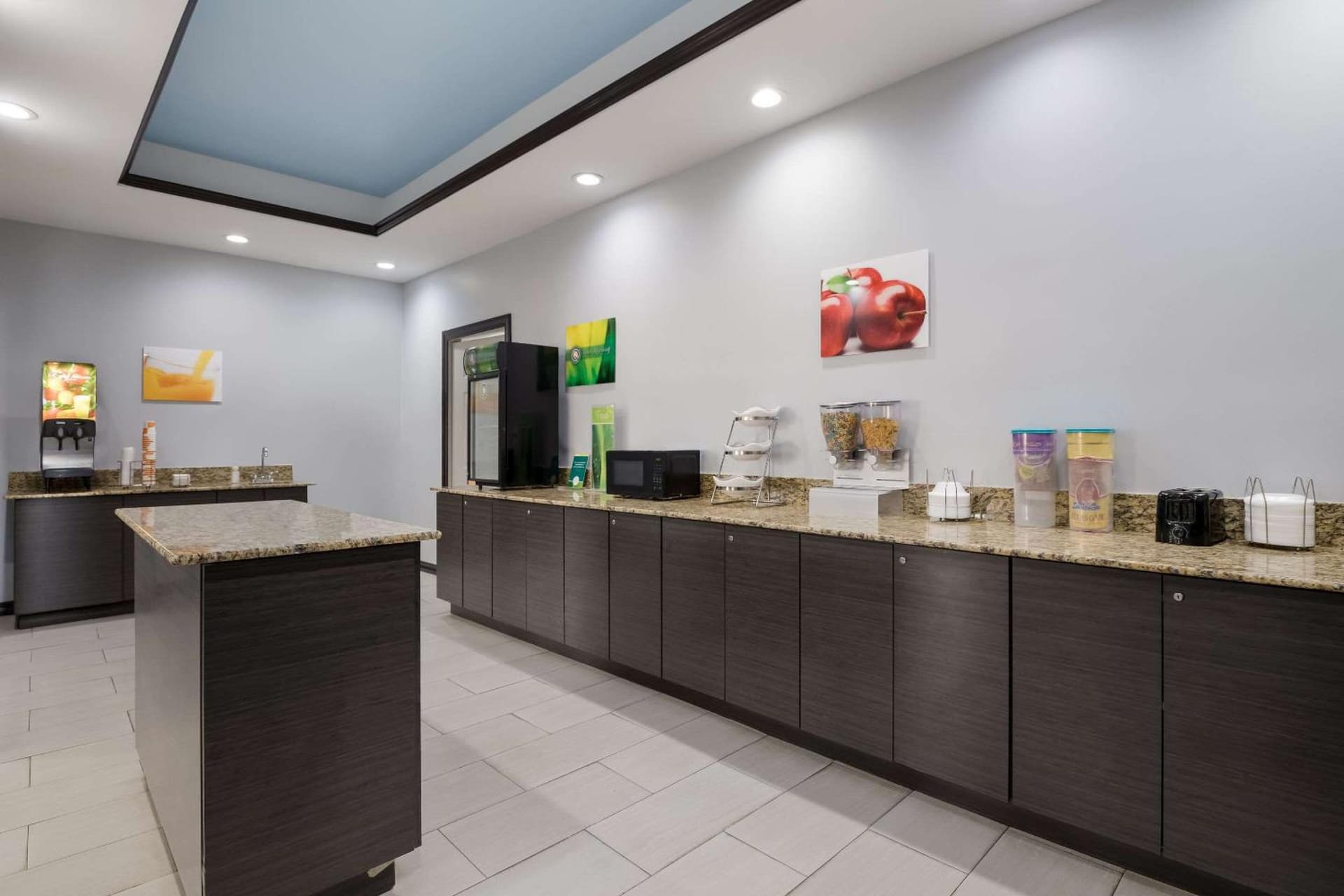 Quality Suites Tulsa I-44 interior in Tulsa, OK — gallery photo 2