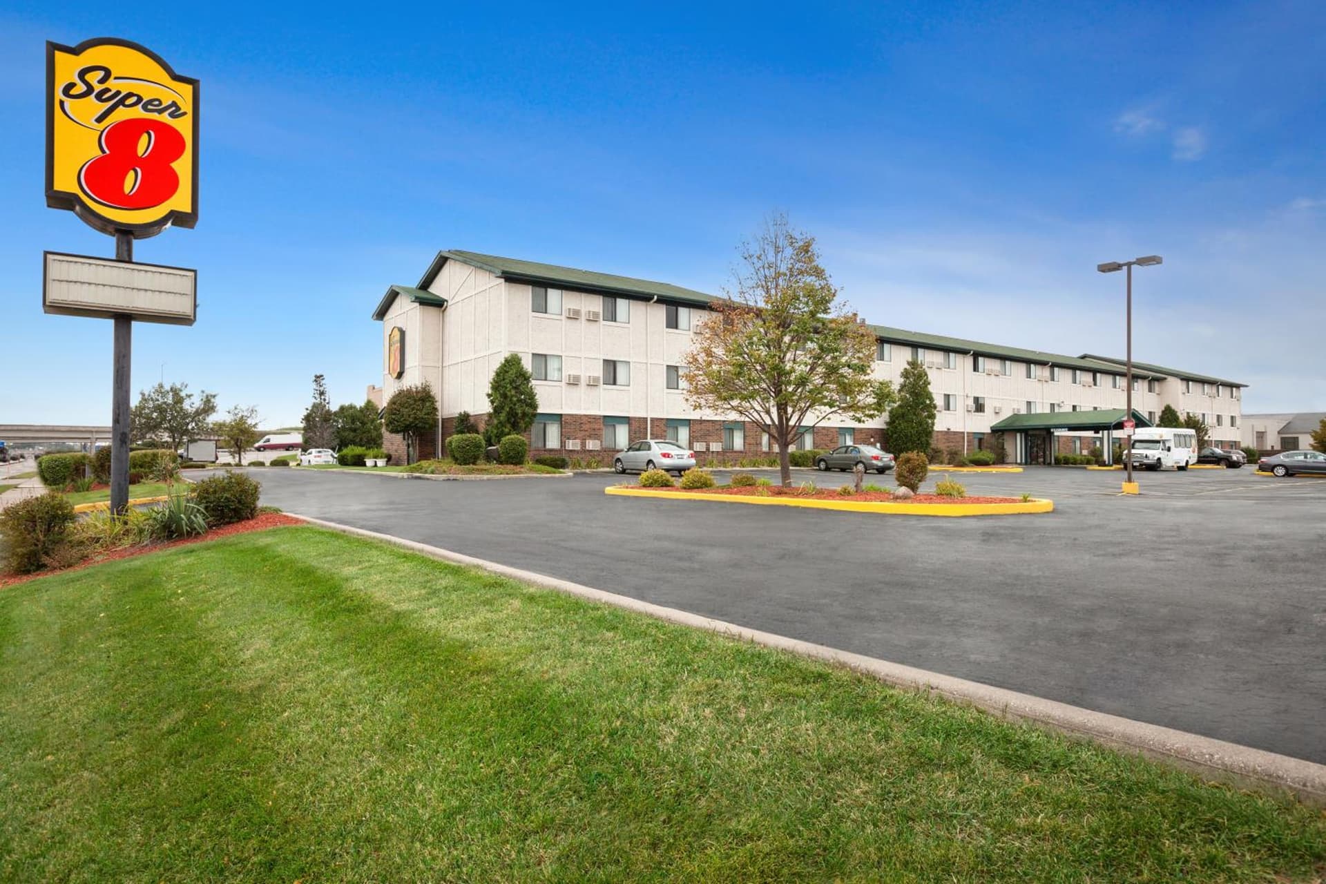 Super 8 by Wyndham Milwaukee Airport gallery photo in Milwaukee, WI — image 7
