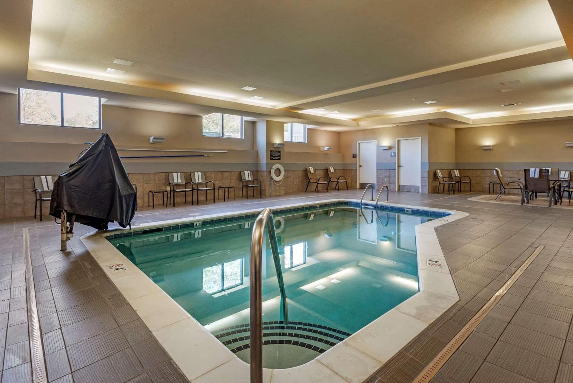 Comfort Suites Huntersville near Lake Norman gallery photo in Huntersville, NC — image 49