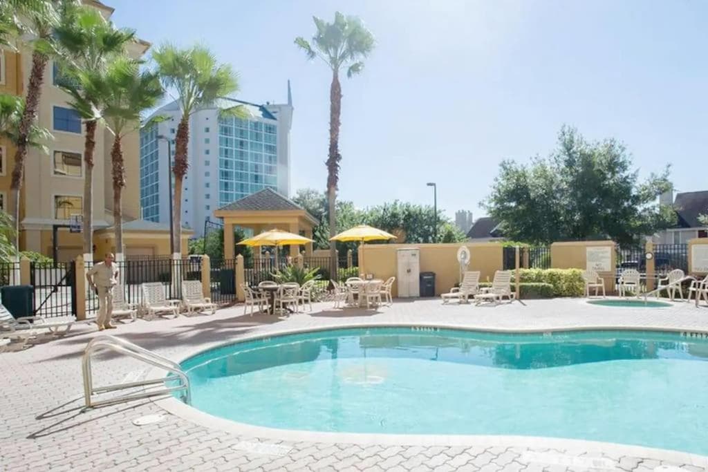 Great Condo Incredible Location interior in Orlando, FL — gallery photo 2
