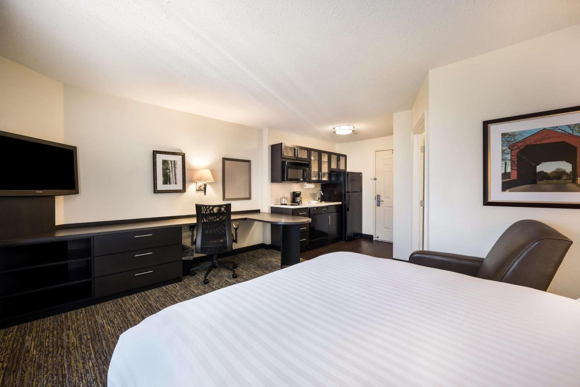 Sonesta Simply Suites Detroit Warren interior in Warren, MI — gallery photo 2