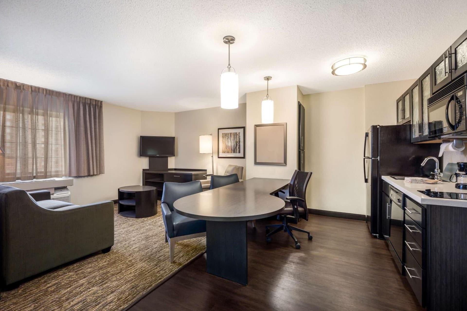 Sonesta Simply Suites Detroit Warren gallery photo in Warren, MI — image 19