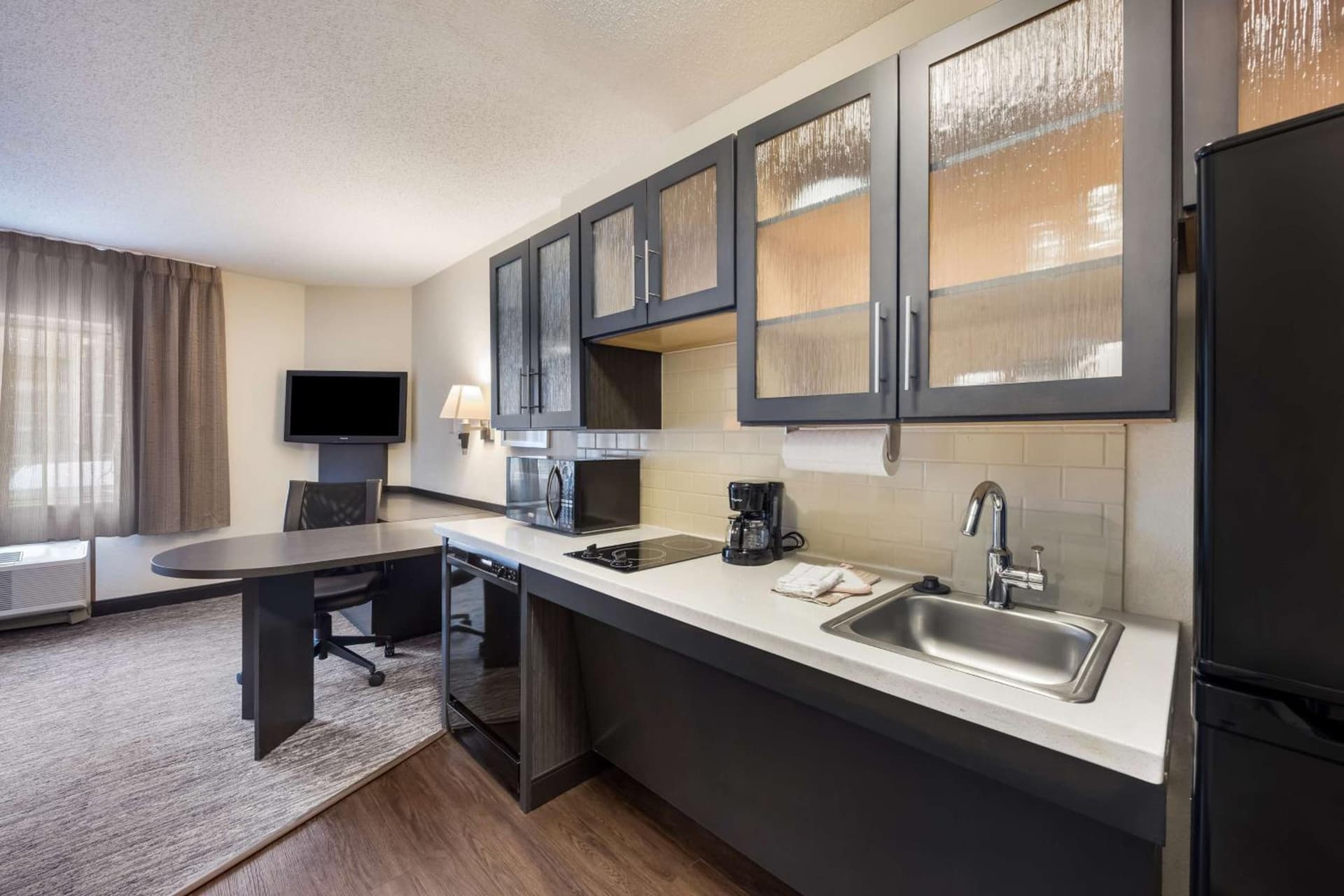 Sonesta Simply Suites Detroit Warren gallery photo in Warren, MI — image 12