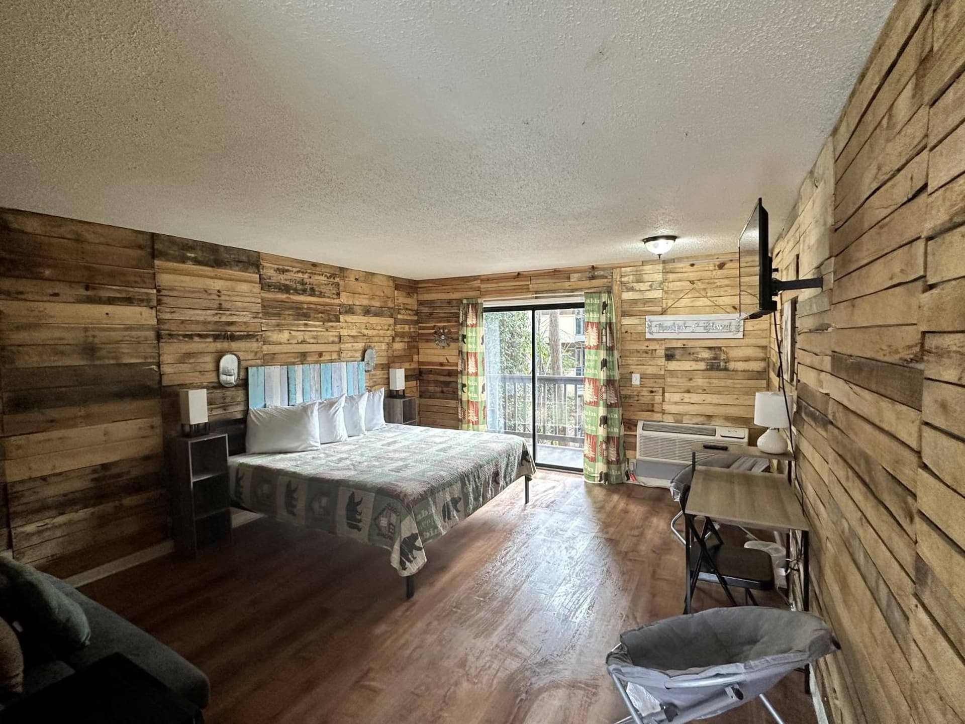 Ski Mountain Lodge interior in Gatlinburg, TN — gallery photo 2