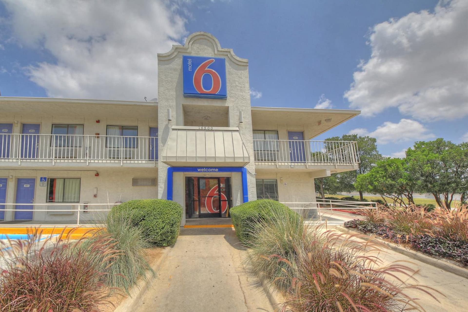 Motel 6 San Antonio, Tx Six Flags Fiesta TX - La Cantera Area interior in San Antonio, TX — gallery photo 2