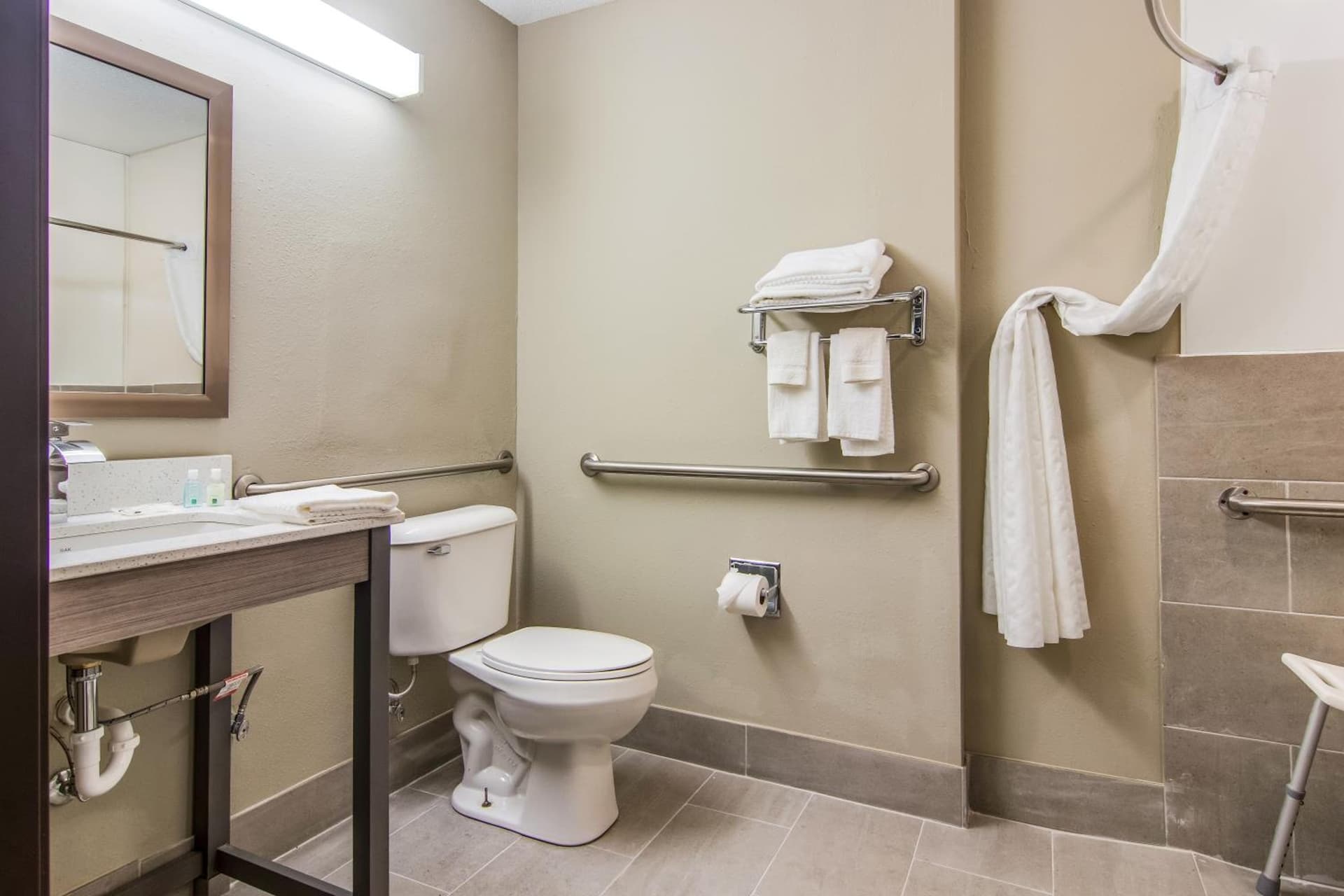 Quality Inn & Suites Grove City-Outlet Mall gallery photo in Grove City, PA — image 19