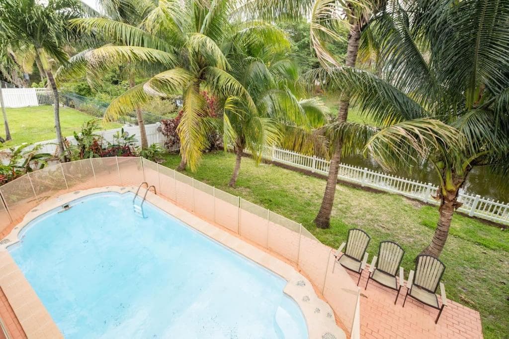 Waterfront 2-Story Villa with Heated Pool interior in Pembroke Pines, FL — gallery photo 2