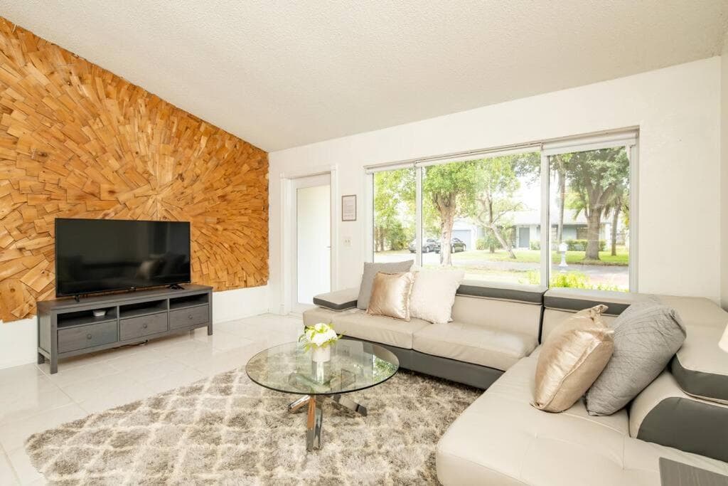 Waterfront 2-Story Villa with Heated Pool property views in Pembroke Pines, FL — gallery photo 3