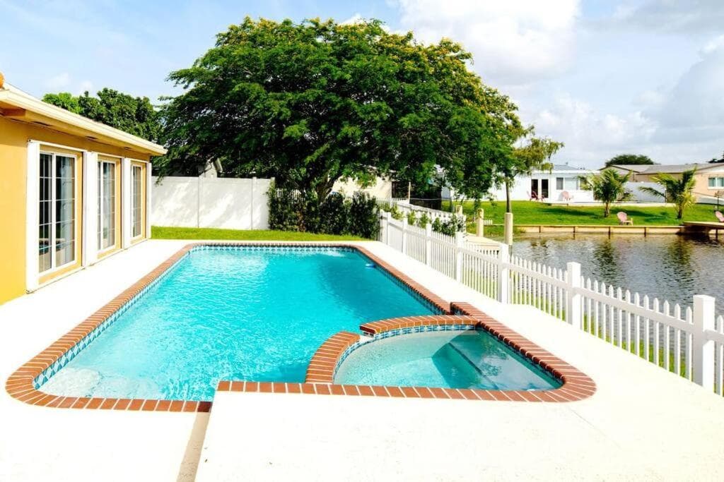 Stunning Lake-Front Villa with Pool & Spa property views in Pembroke Pines, FL — gallery photo 3
