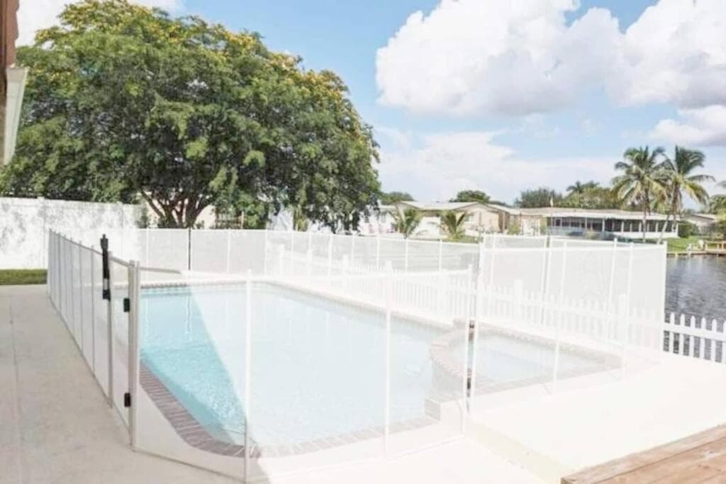 Stunning Lake-Front Villa with Pool & Spa interior in Pembroke Pines, FL — gallery photo 2