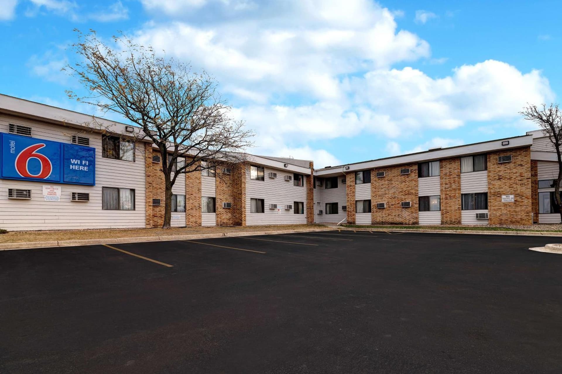 Motel 6-Lakeville, MN - South - Lakeville interior in Lakeville, MN — gallery photo 2
