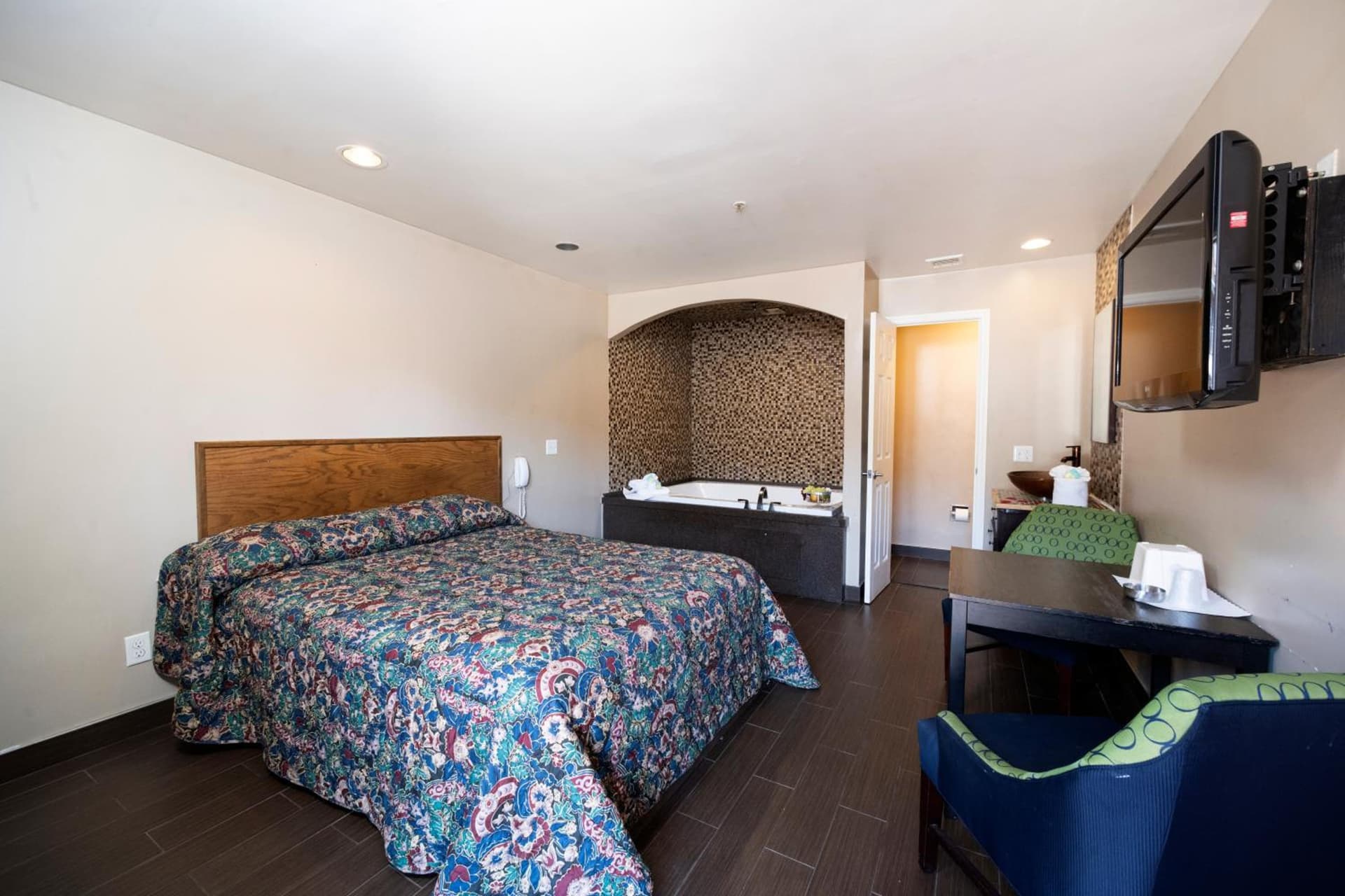 Post Road Inn Motel property views in Avenel, NJ — gallery photo 3