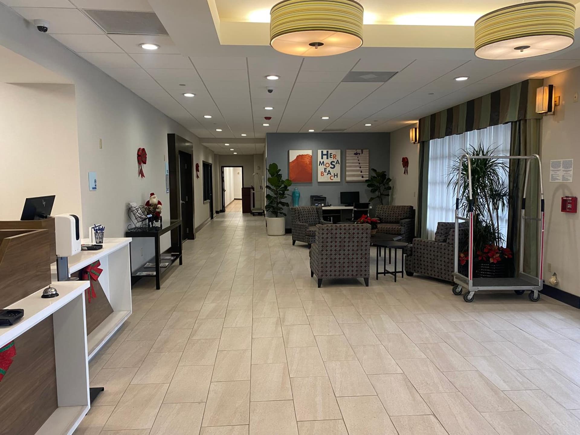 Holiday Inn Express Hotel & Suites Hermosa Beach by IHG interior in Hermosa Beach, CA — gallery photo 2