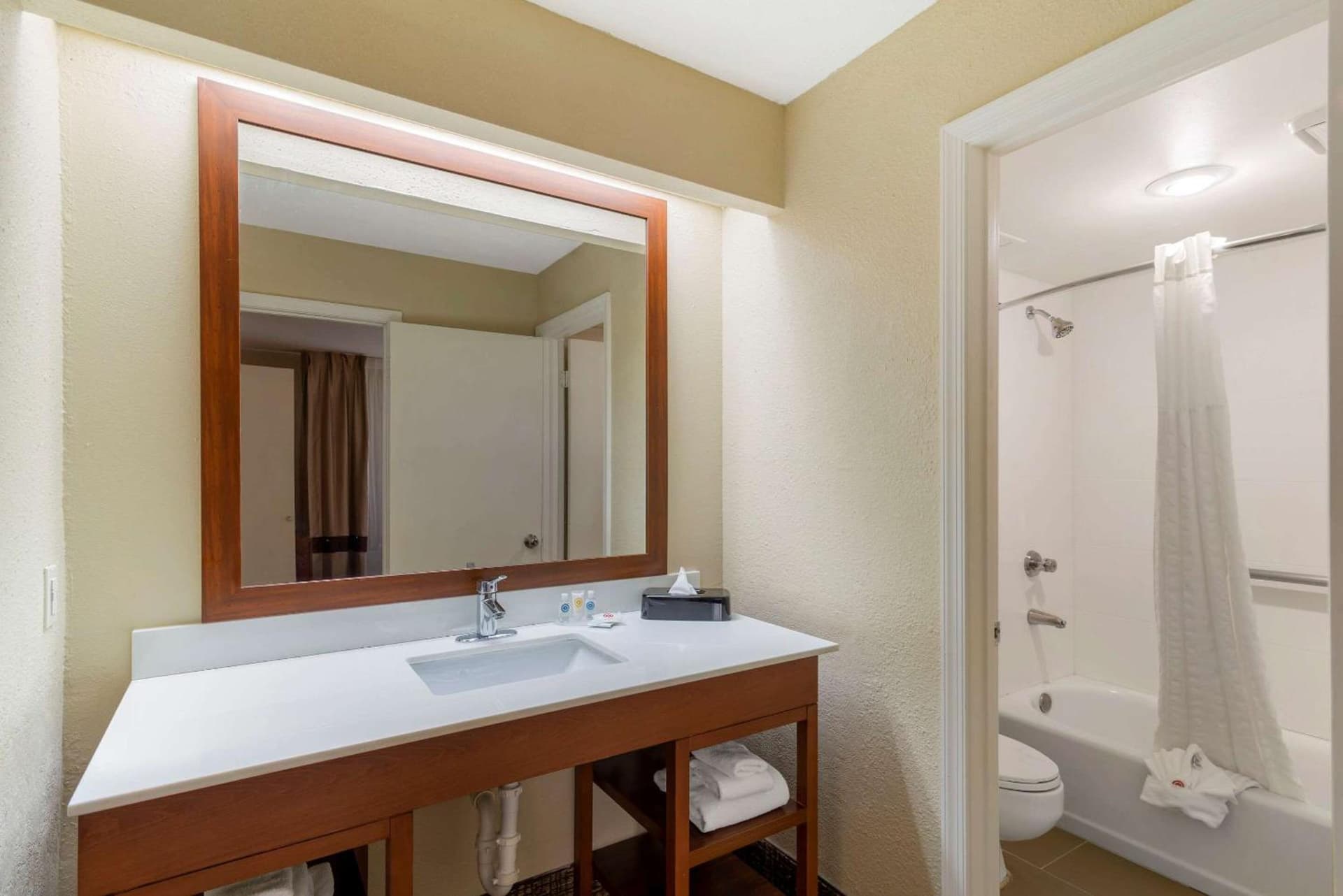 Comfort Inn & Suites - near Robins Air Force Base Main Gate gallery photo in Warner Robins, GA — image 21