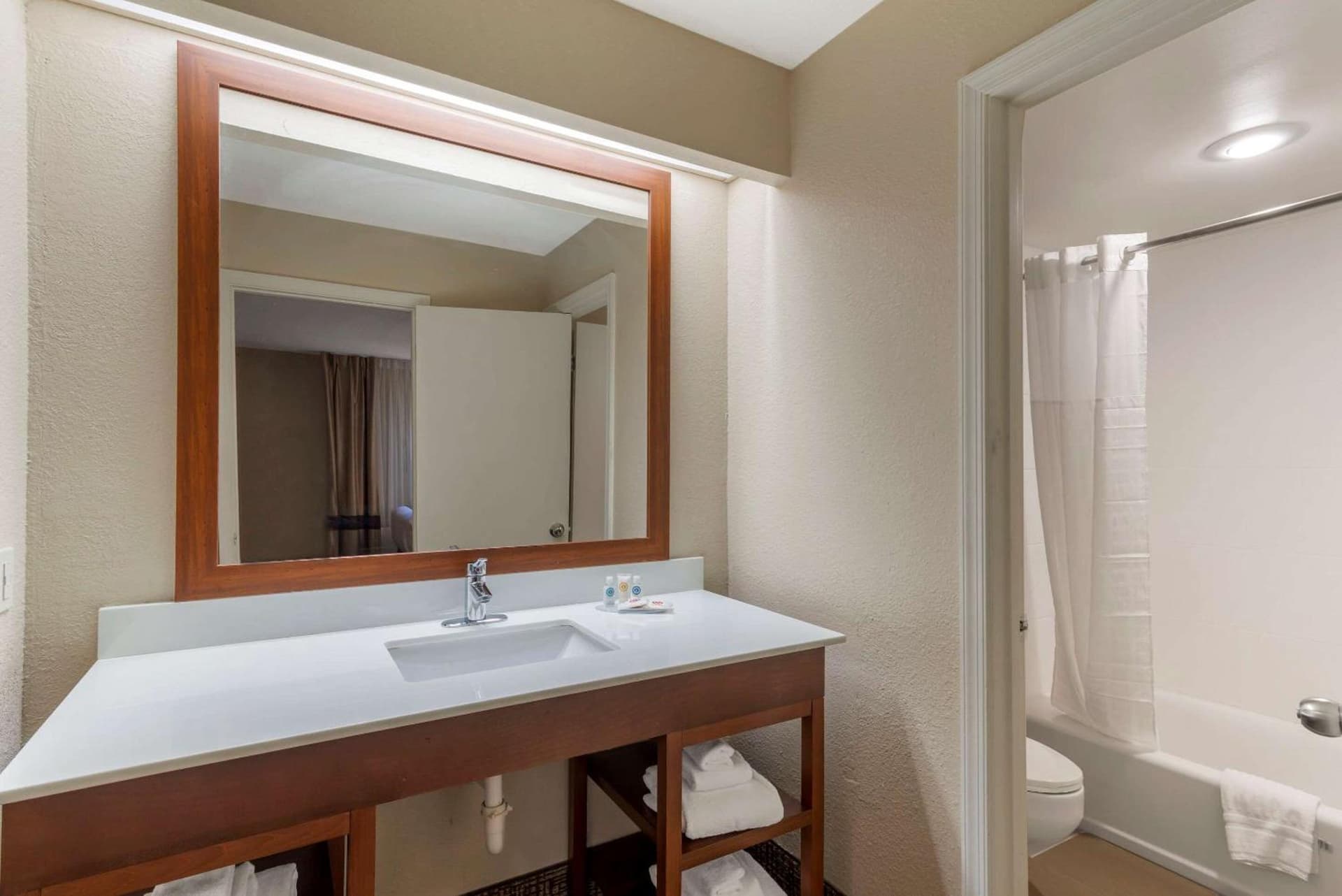 Comfort Inn & Suites - near Robins Air Force Base Main Gate gallery photo in Warner Robins, GA — image 16