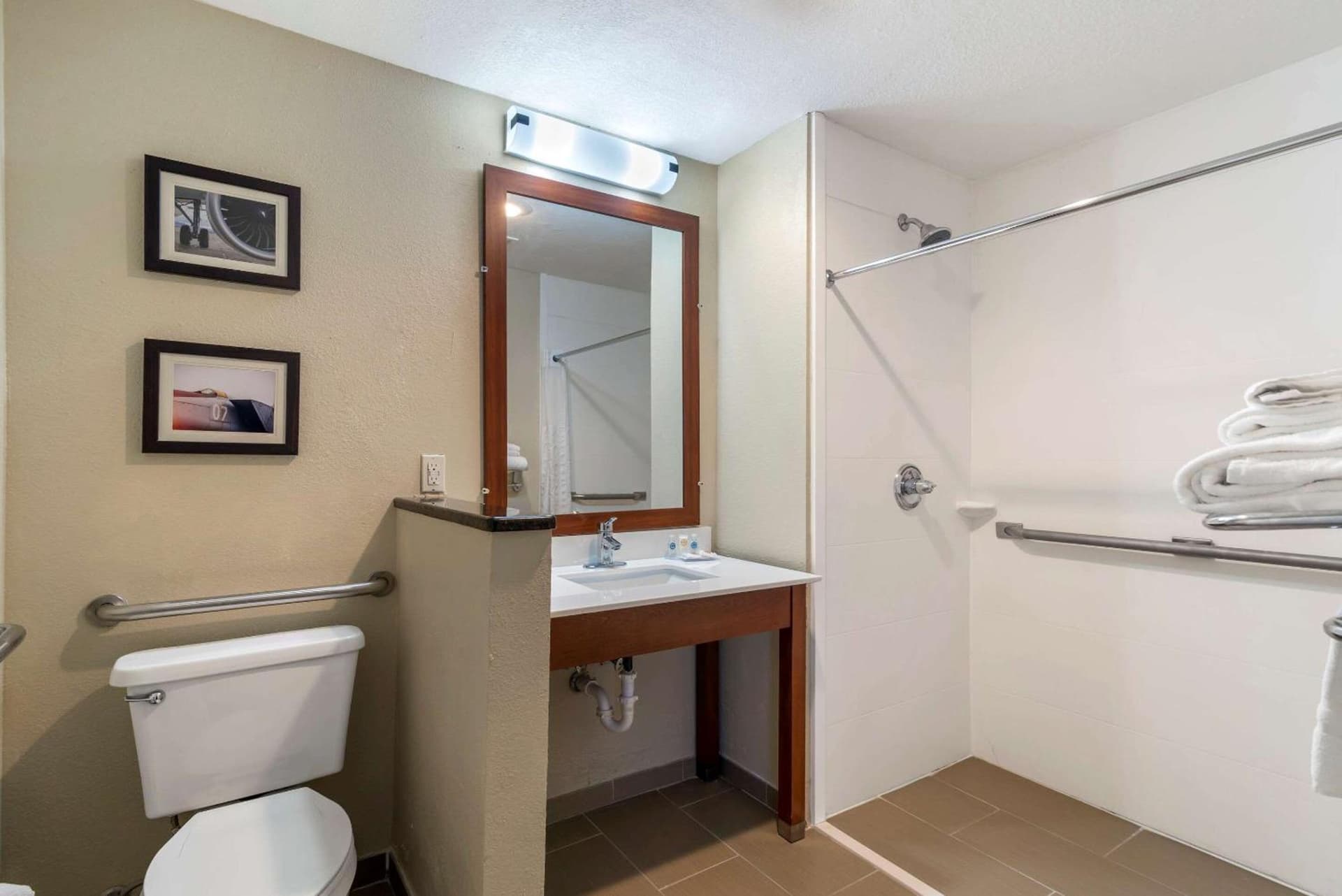 Comfort Inn & Suites - near Robins Air Force Base Main Gate gallery photo in Warner Robins, GA — image 28