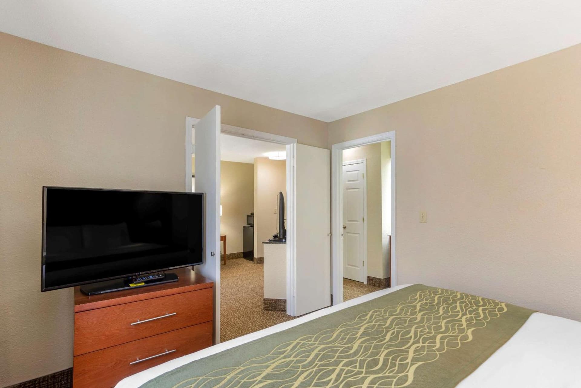 Comfort Inn & Suites - near Robins Air Force Base Main Gate gallery photo in Warner Robins, GA — image 15