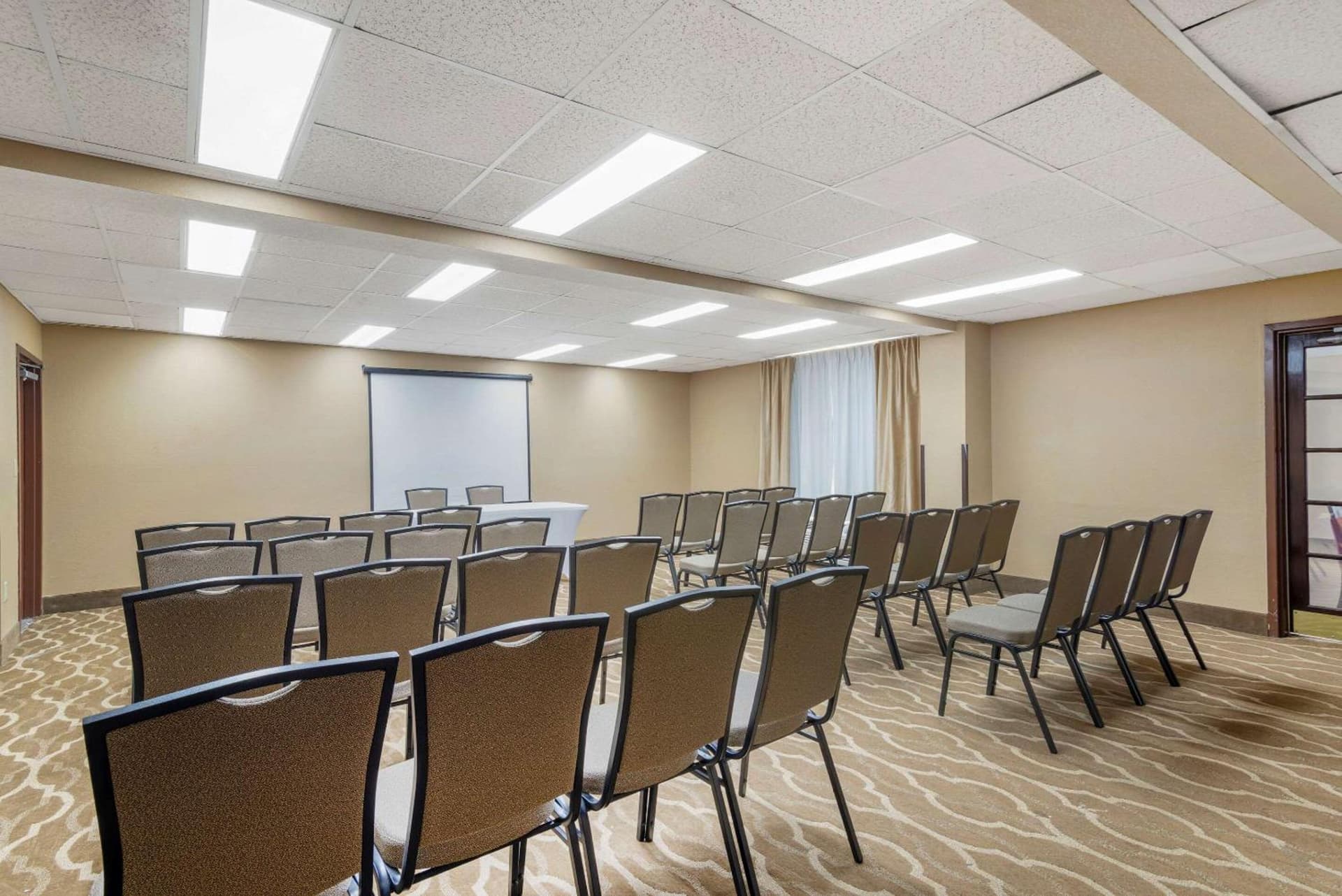 Comfort Inn & Suites - near Robins Air Force Base Main Gate gallery photo in Warner Robins, GA — image 29