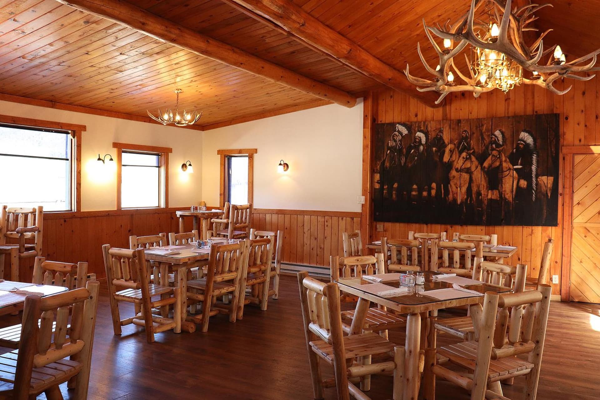 Yellowstone Valley Inn interior in Wapiti, WY — gallery photo 2