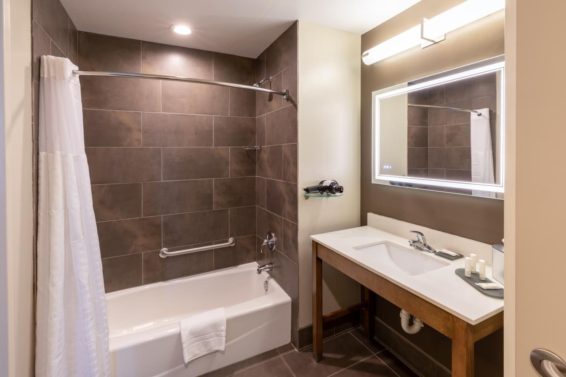 La Quinta Inn & Suites by Wyndham Tulsa Downtown - Route 66 gallery photo in Tulsa, OK — image 33
