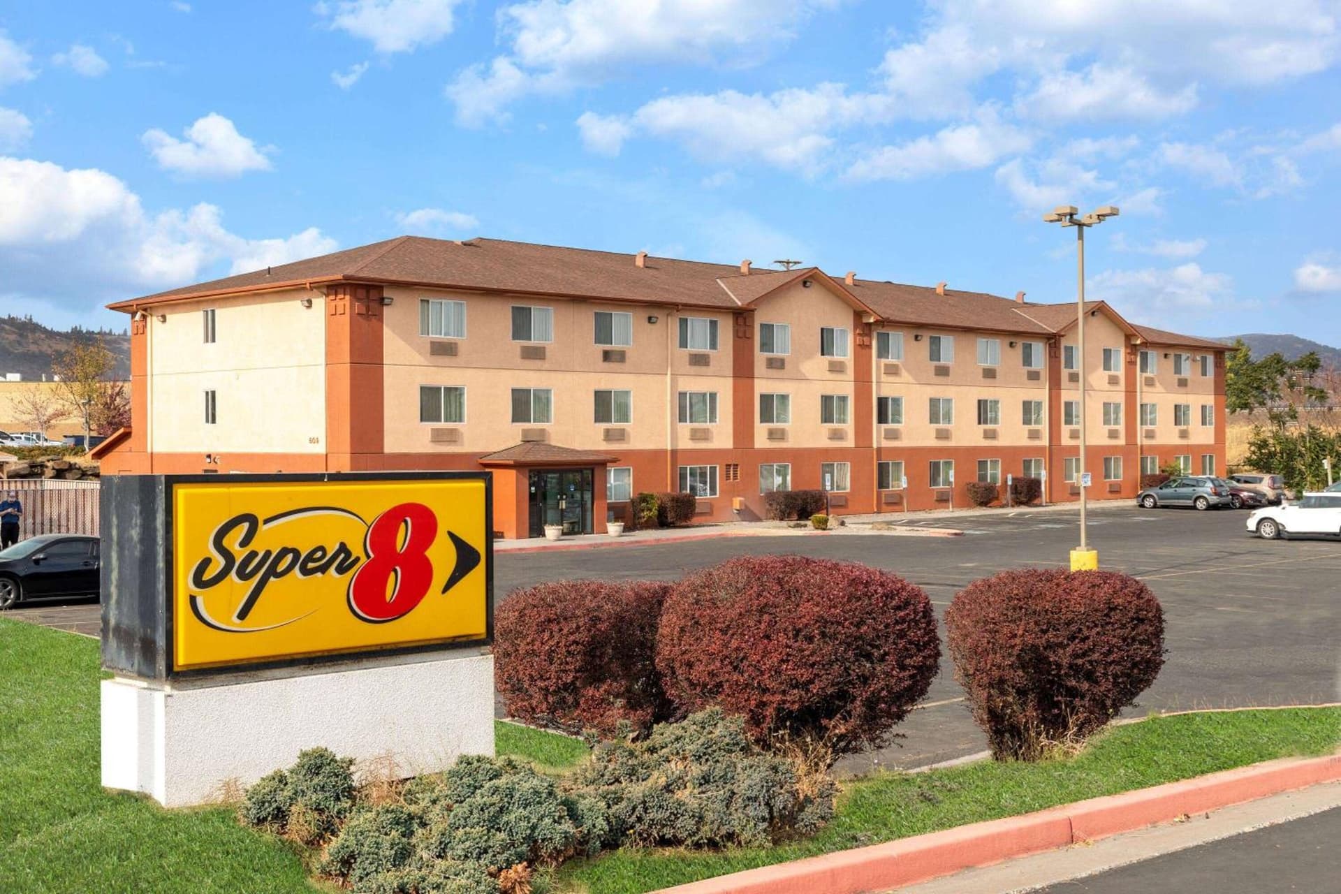 Super 8 by Wyndham The Dalles OR interior in The Dalles, OR — gallery photo 2