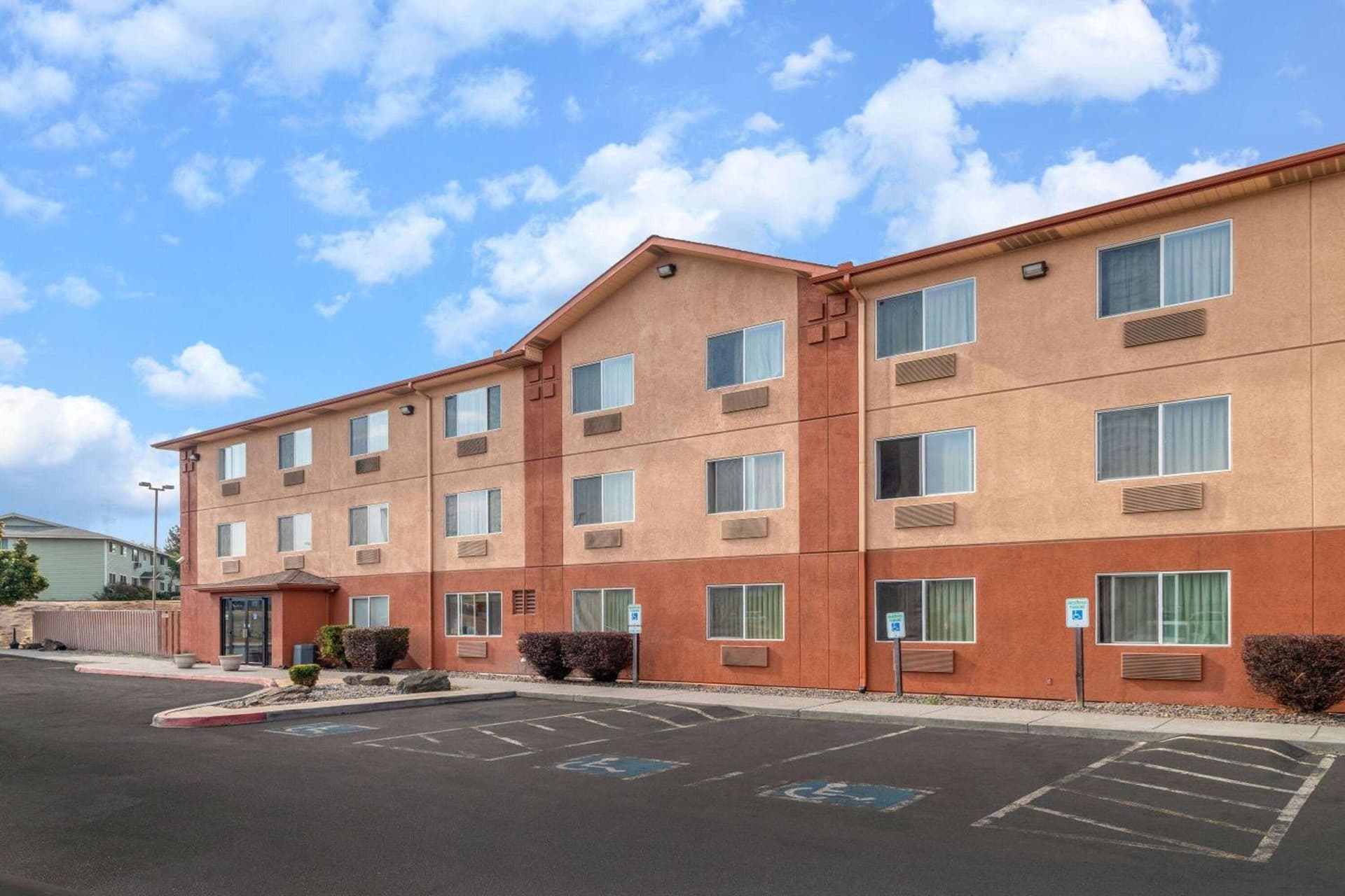 Super 8 by Wyndham The Dalles OR property views in The Dalles, OR — gallery photo 3